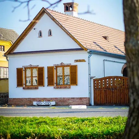 Antik Porta-hangulatos Parasztház Kerttel,borospincével és Infraszaunával * Szakony